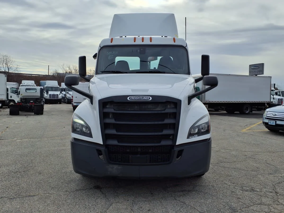 2019 Freightliner Cascadia - image 2