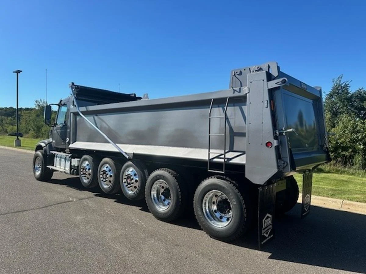 2025 Volvo VHD 300 in Elk River, MN — photo 3