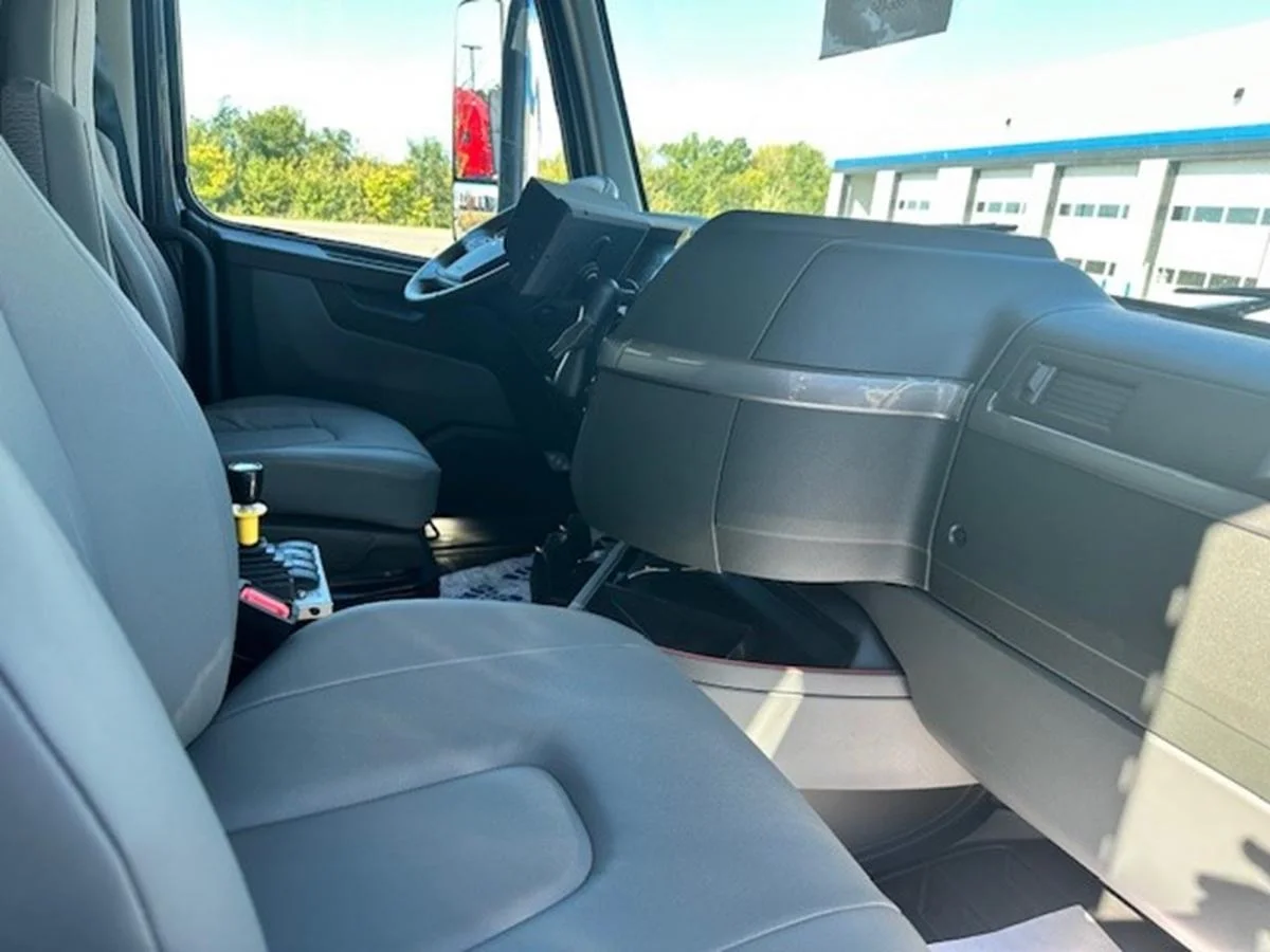 2025 Volvo VHD 300 in Elk River, MN — photo 9