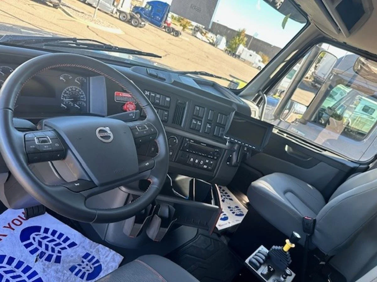 2025 Volvo VHD 300 in Elk River, MN — photo 8