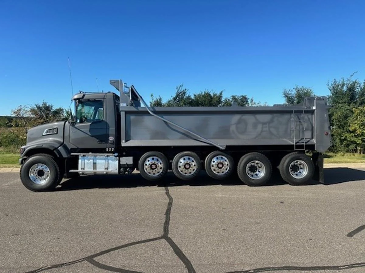 2025 Volvo VHD 300 in Elk River, MN — photo 2