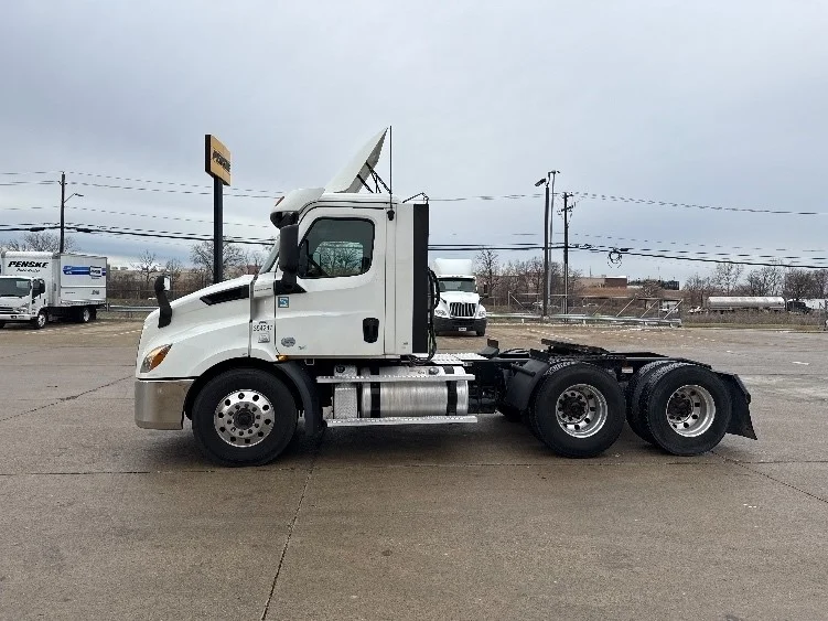 2020 Freightliner Cascadia in Allen Park, MI — photo 4