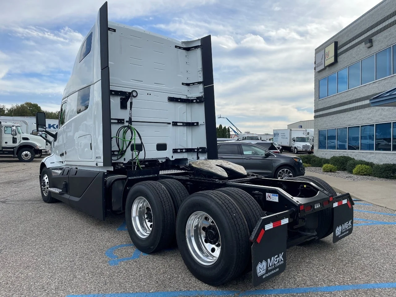 2026 Volvo VNL 860 in Byron Center, MI — photo 4