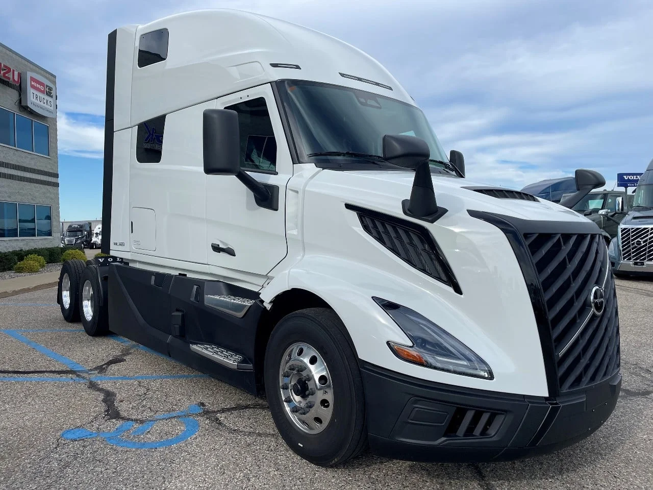 2026 Volvo VNL 860 in Byron Center, MI — photo 2