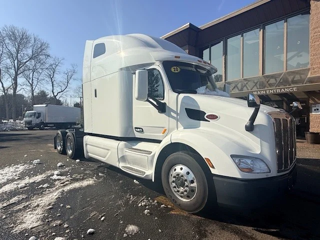 2021 Peterbilt 579 in Clarksburg, WV — photo 2