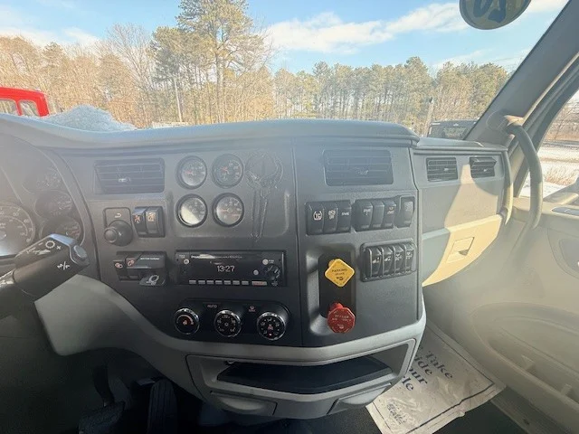 2021 Peterbilt 579 - image 8
