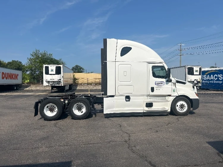 2021 Freightliner Cascadia in Warren, MI — photo 8