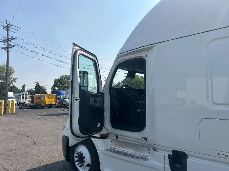 2021 Freightliner Cascadia in Warren, MI — photo 9