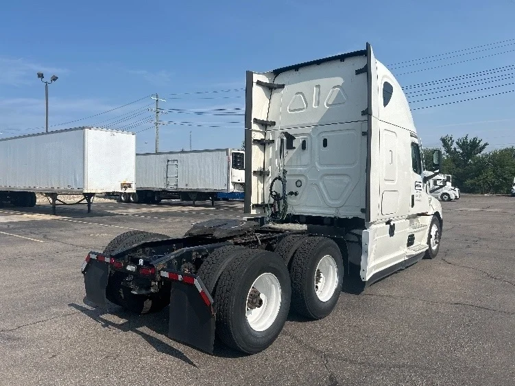 2021 Freightliner Cascadia in Warren, MI — photo 7