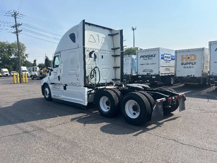 2021 Freightliner Cascadia in Warren, MI — photo 5
