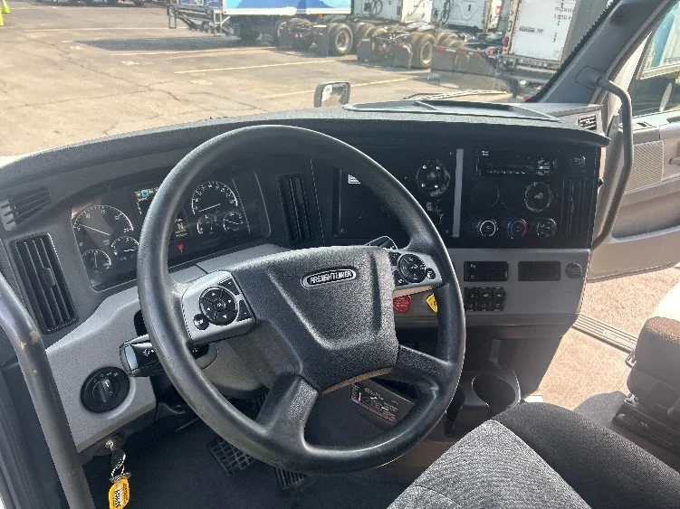 2021 Freightliner Cascadia in Warren, MI — photo 10