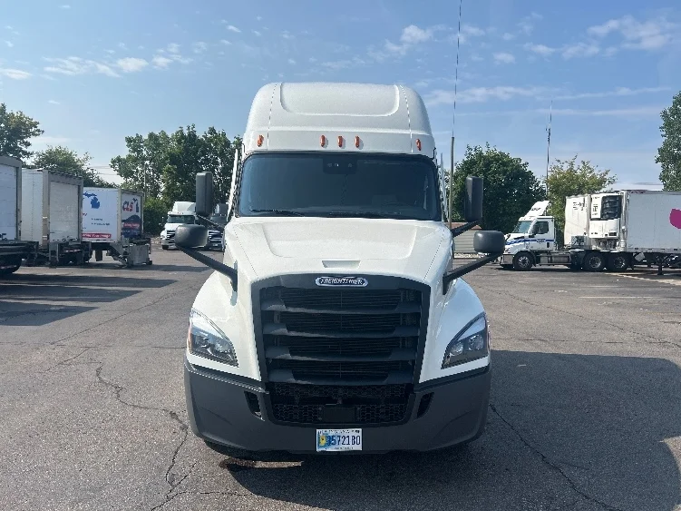 2021 Freightliner Cascadia in Warren, MI — photo 2
