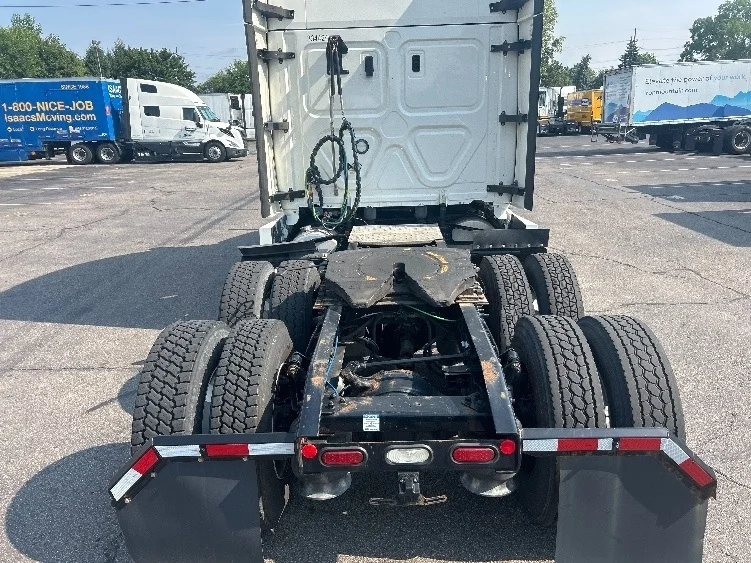 2021 Freightliner Cascadia in Warren, MI — photo 6