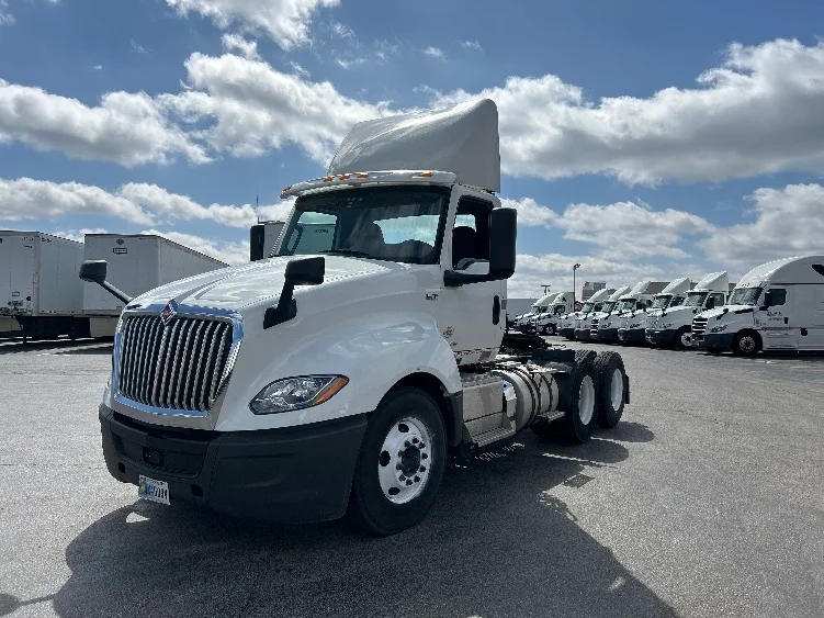 2019 International LT - image 3
