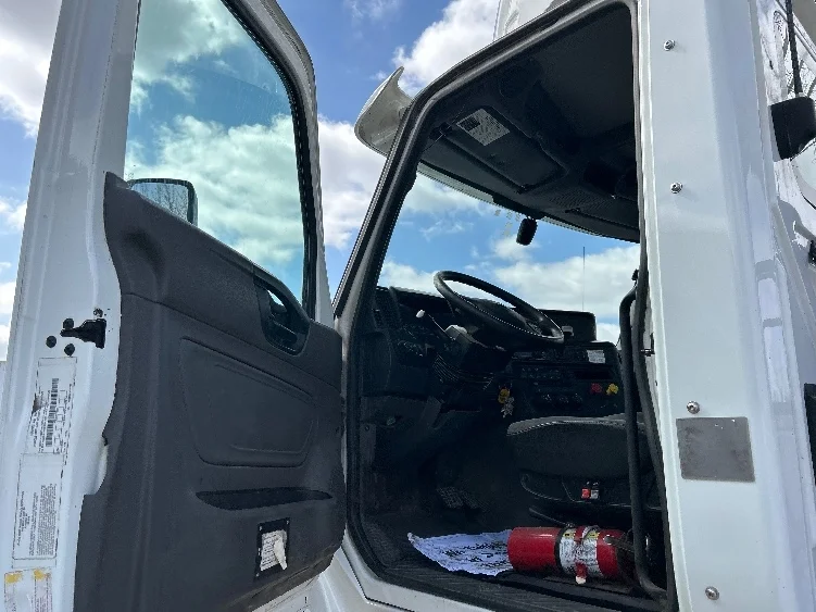 2019 International LT - image 9