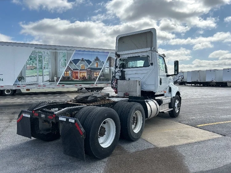 2019 International LT - image 7