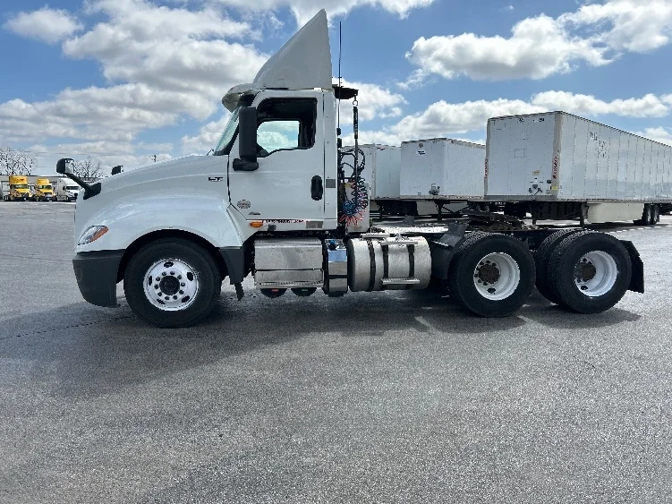2019 International LT - image 4