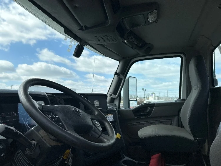 2019 International LT - image 10