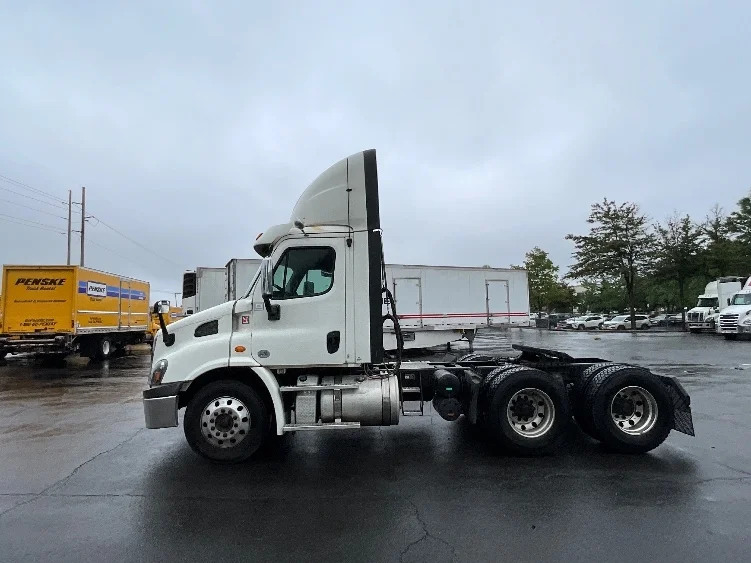 2018 Freightliner Cascadia - image 4