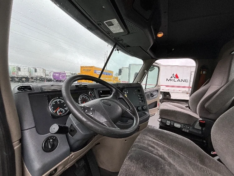 2018 Freightliner Cascadia - image 10