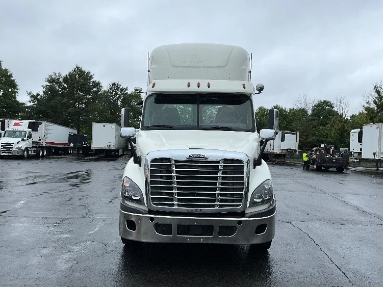 2018 Freightliner Cascadia - image 2