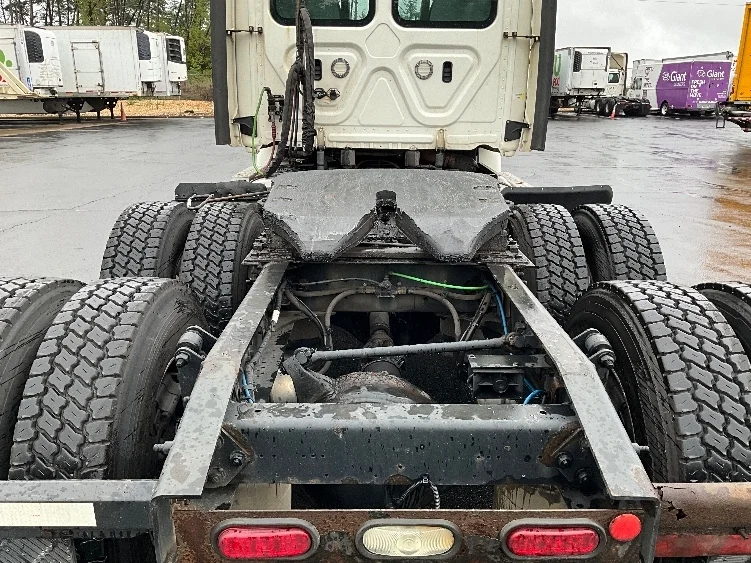 2018 Freightliner Cascadia - image 6