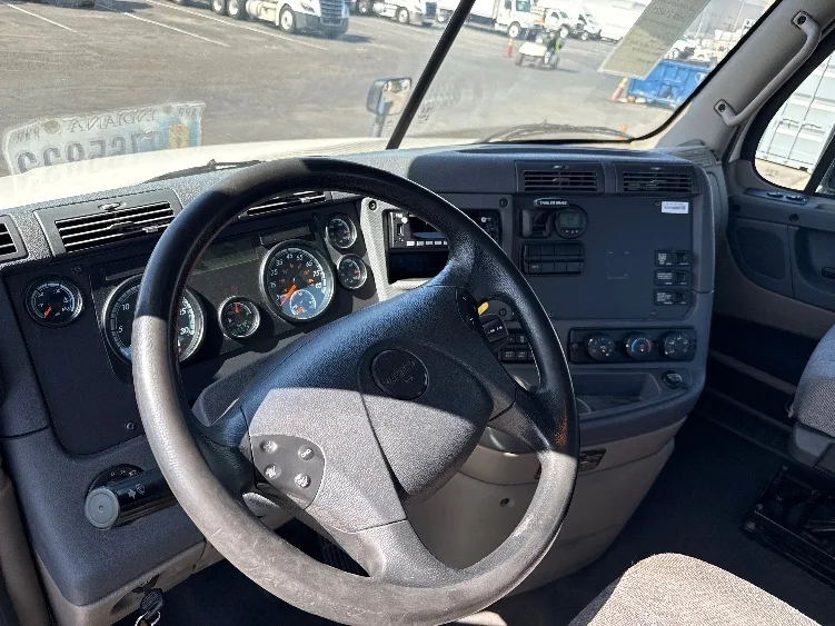 2019 Freightliner Cascadia in Phoenix, AZ — photo 10