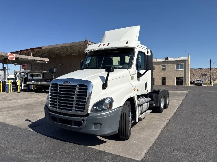 2019 Freightliner Cascadia in Phoenix, AZ — photo 3