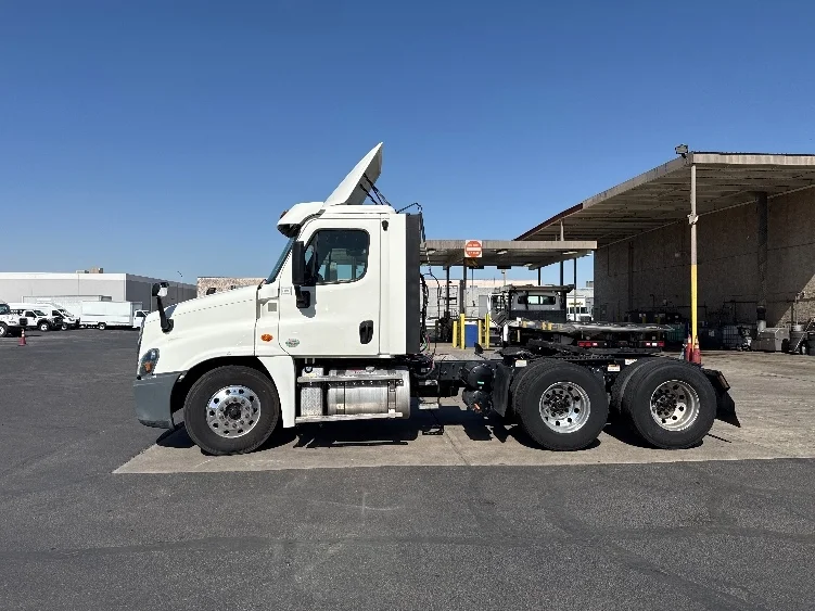 2019 Freightliner Cascadia in Phoenix, AZ — photo 4