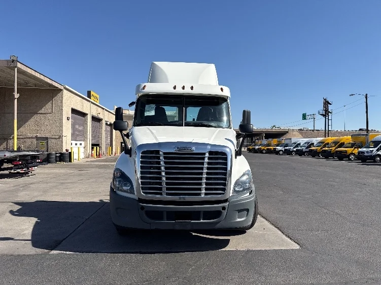 2019 Freightliner Cascadia in Phoenix, AZ — photo 2