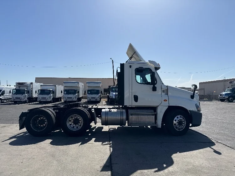 2019 Freightliner Cascadia in Phoenix, AZ — photo 8