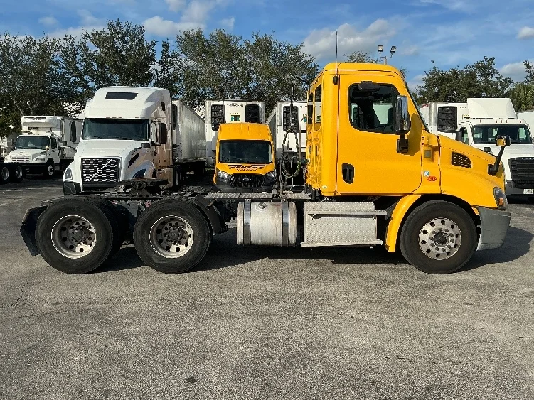 2019 Freightliner Cascadia in Medley, FL — photo 8