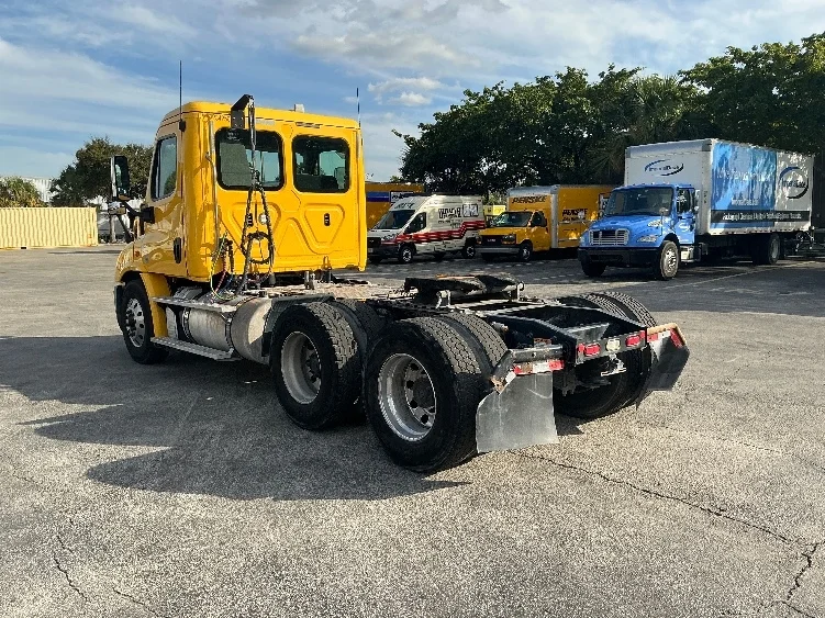 2019 Freightliner Cascadia in Medley, FL — photo 5