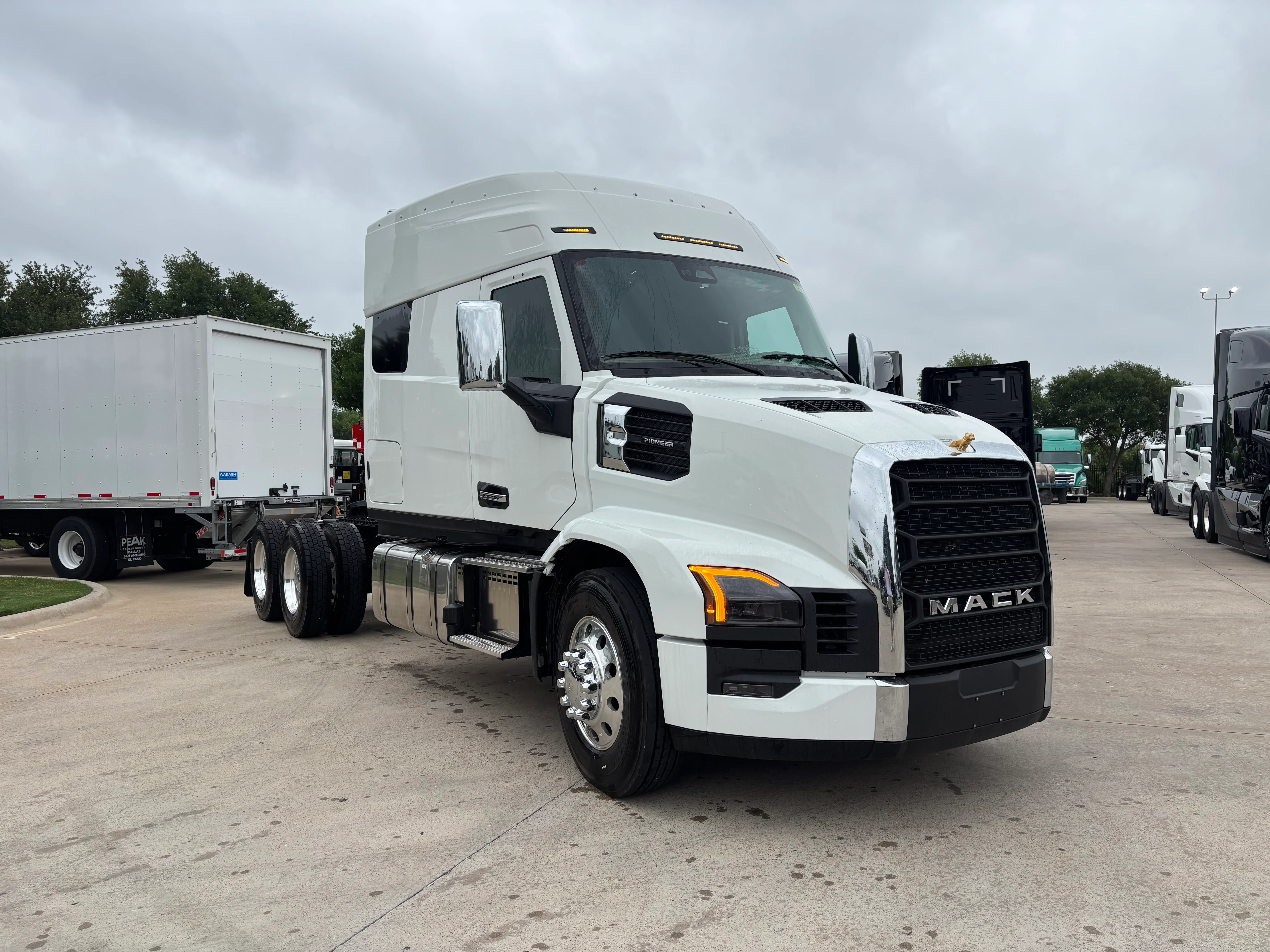 2027 Mack Pinnacle