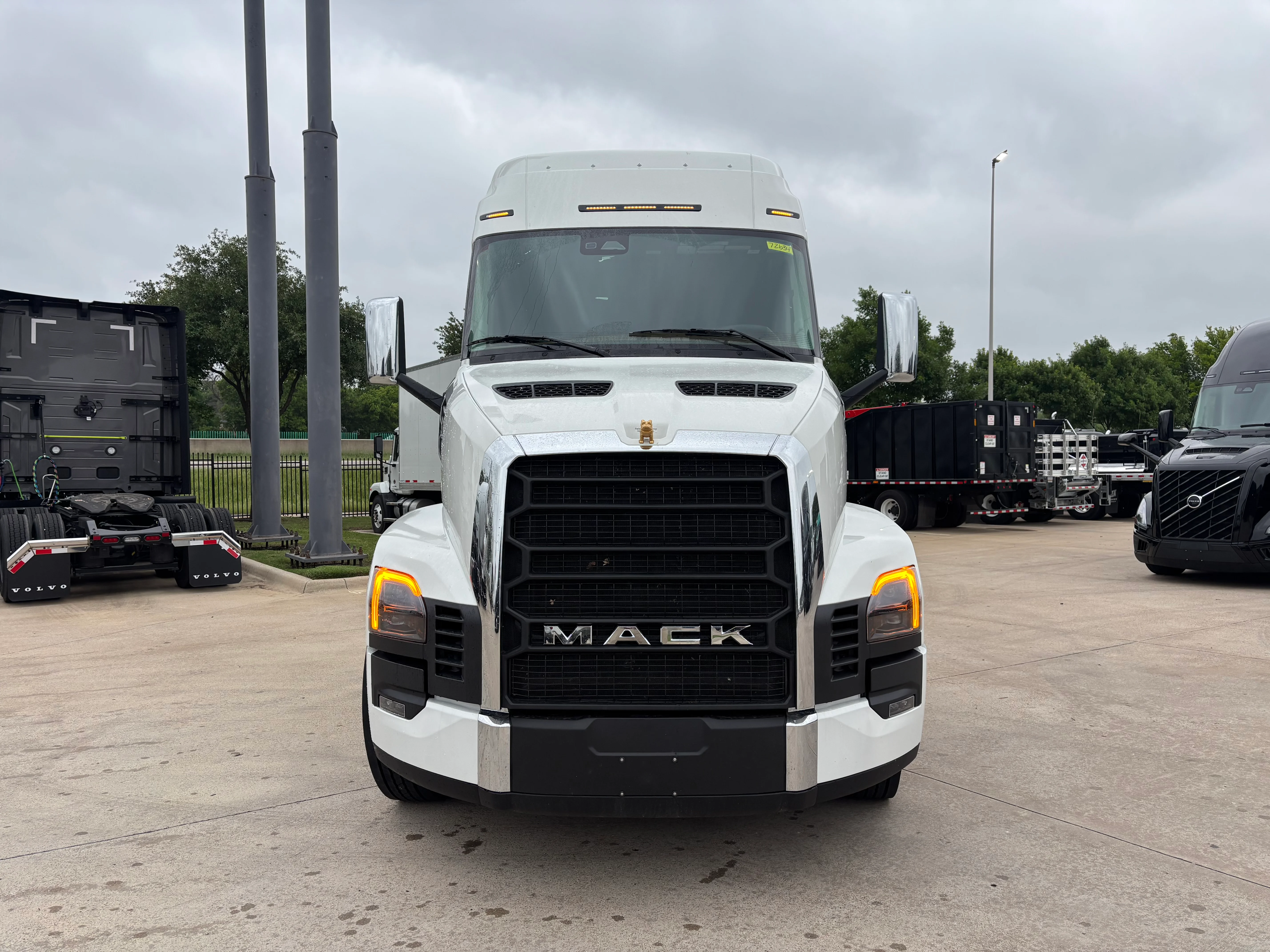 2027 Mack Pinnacle in TX — photo 2