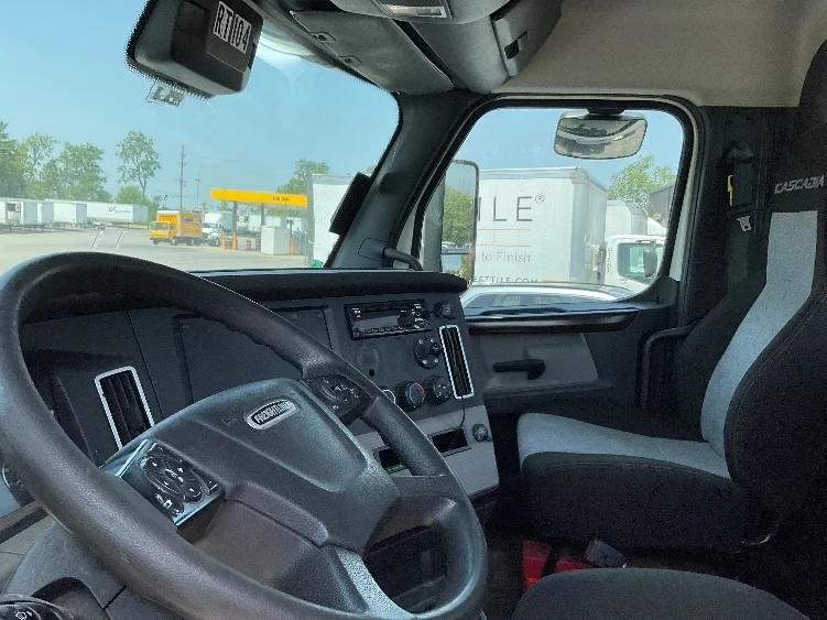 2020 Freightliner Cascadia in Rochester, NY — photo 10
