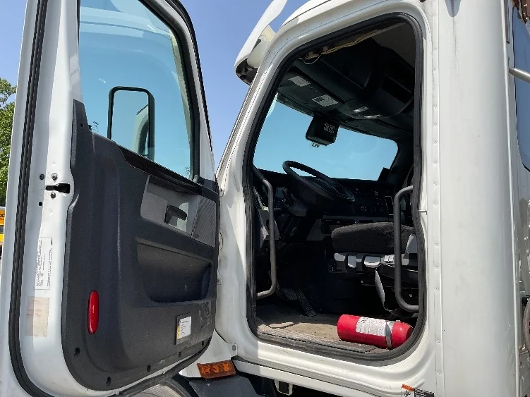 2020 Freightliner Cascadia in Rochester, NY — photo 9