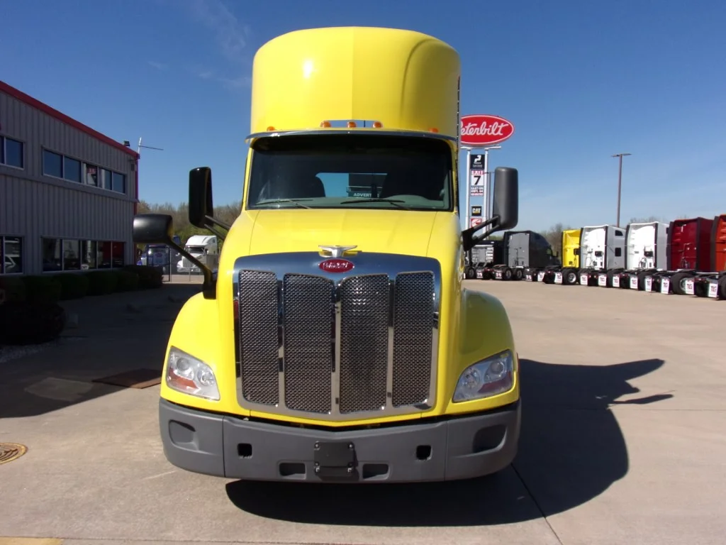 2021 Peterbilt 579 - image 2