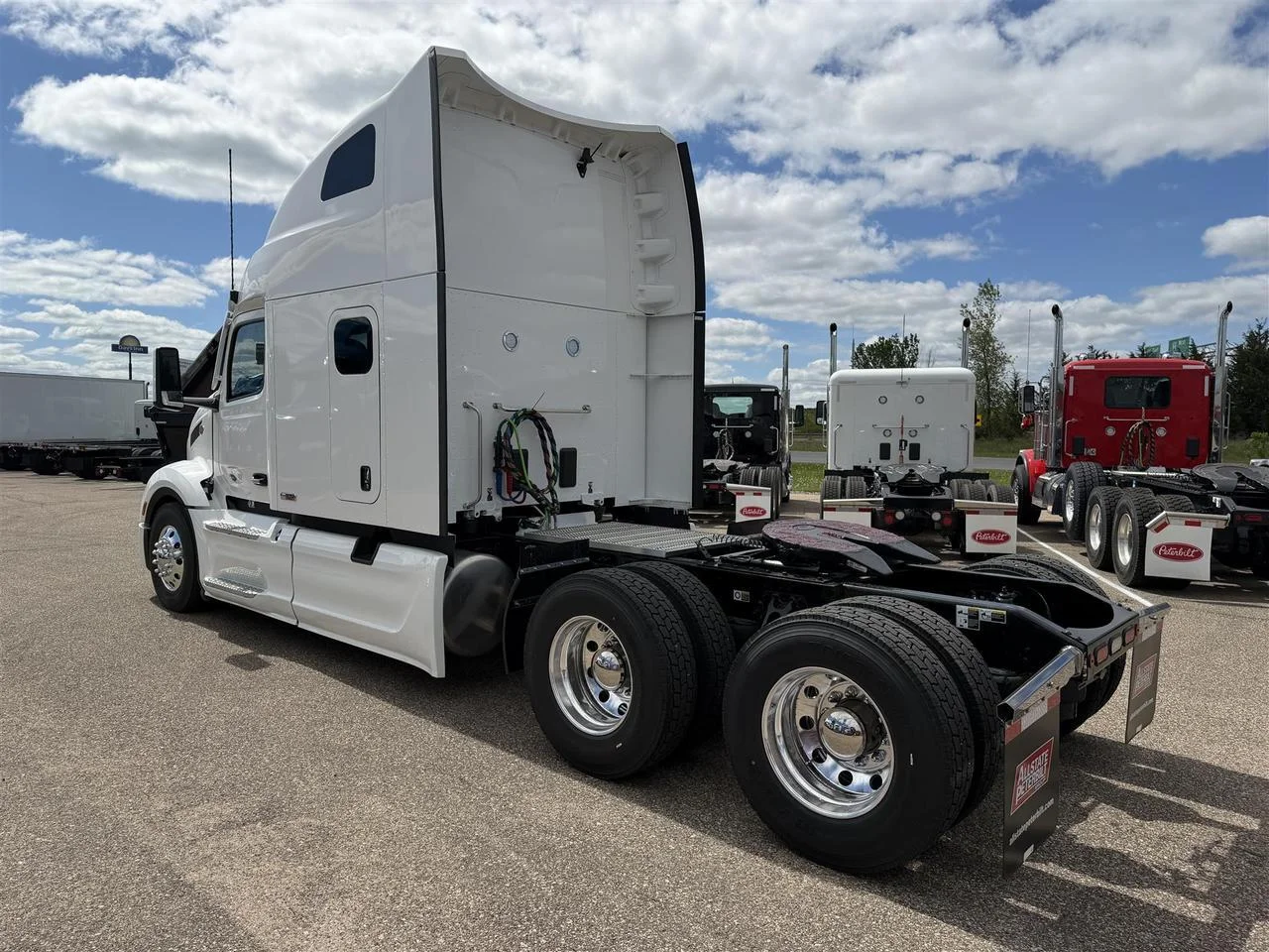 2027 Peterbilt 579 in Eau Claire, WI — photo 2