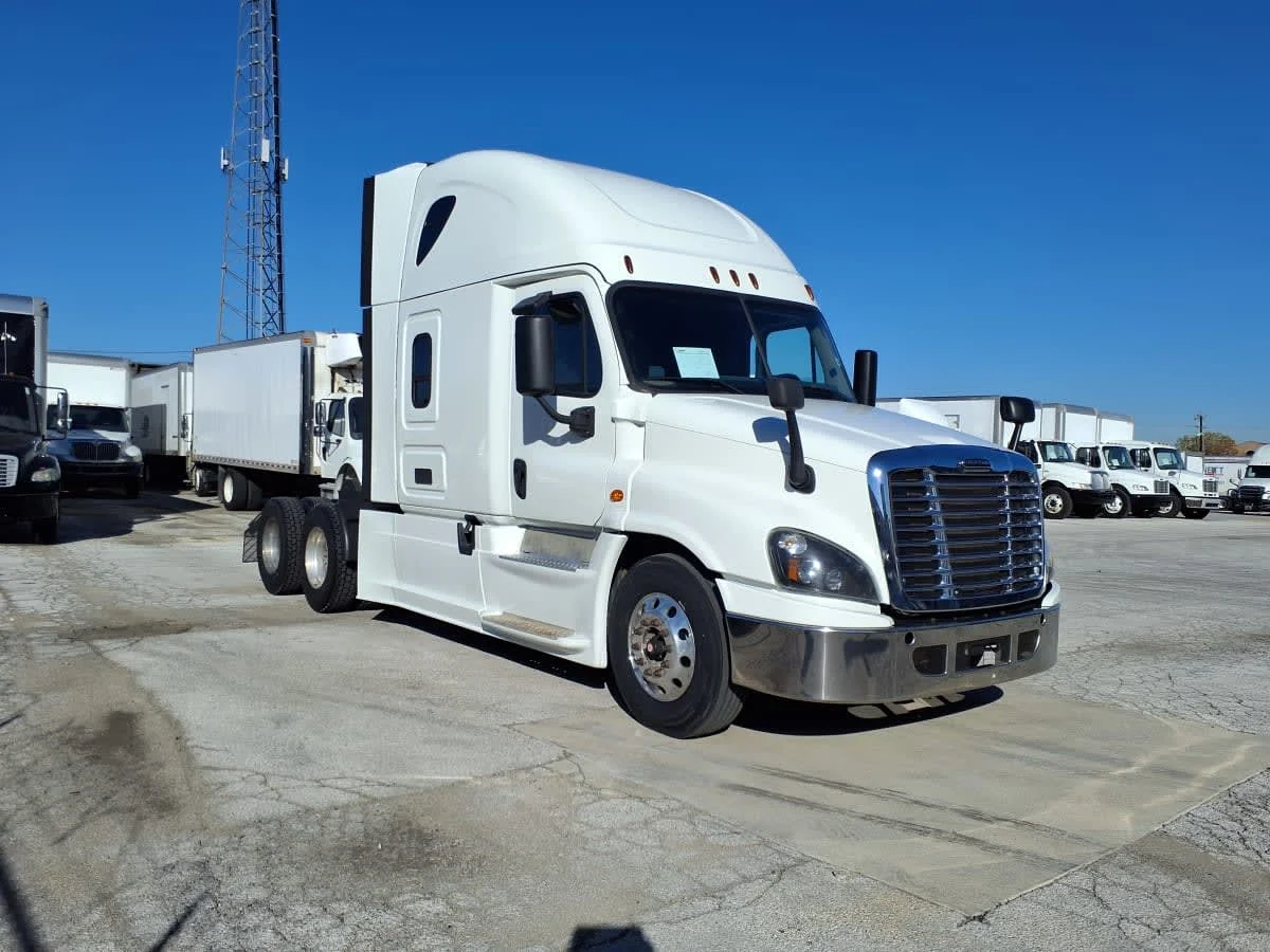 2020 Freightliner Cascadia - image 3