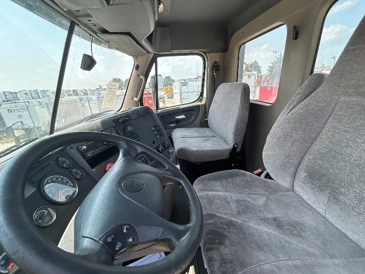 2018 Freightliner Cascadia - image 10