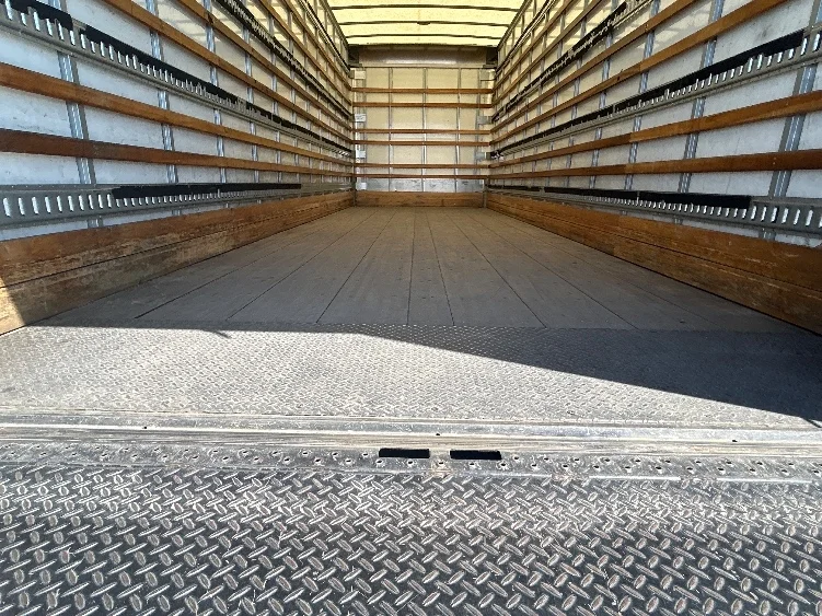 2019 Hino 268 - image 10