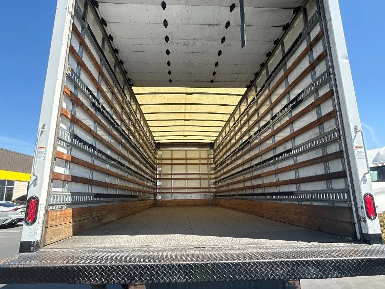 2019 Hino 268 - image 9