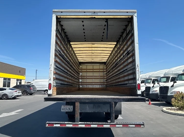 2019 Hino 268 - image 8