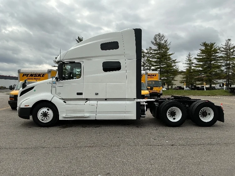2022 Volvo VNL 760 in Cincinnati, OH — photo 4