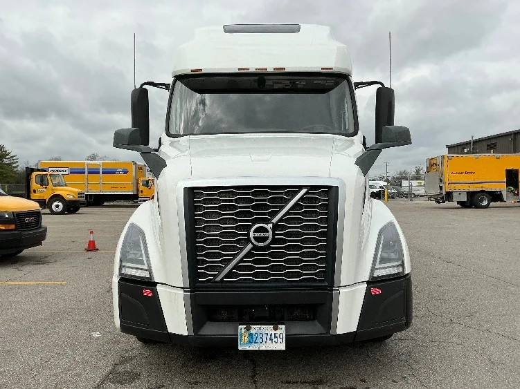 2022 Volvo VNL 760 in Cincinnati, OH — photo 2