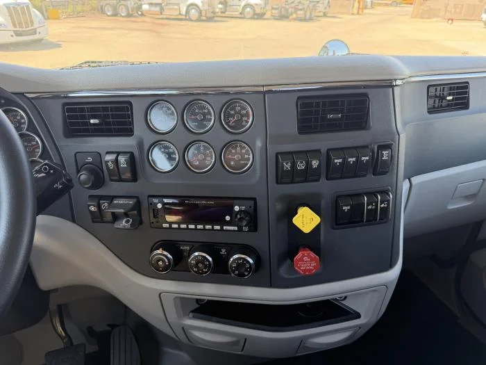 2021 Peterbilt 579 — photo 30