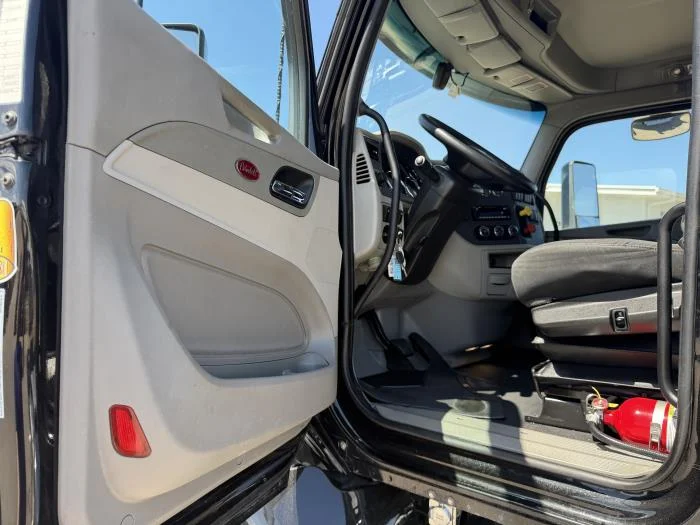2021 Peterbilt 579 — photo 25