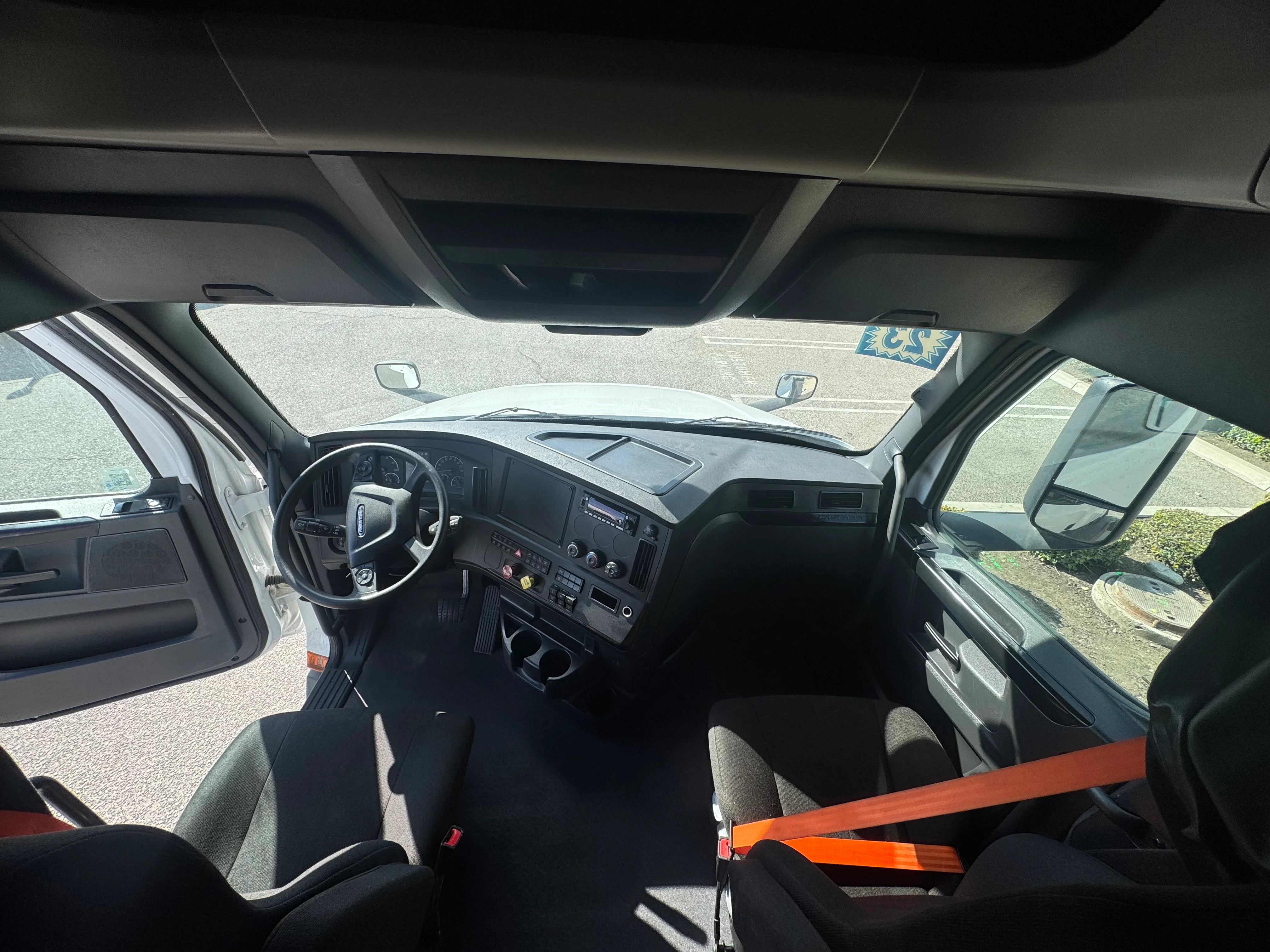 2023 Freightliner Cascadia in Fontana, CA — photo 17