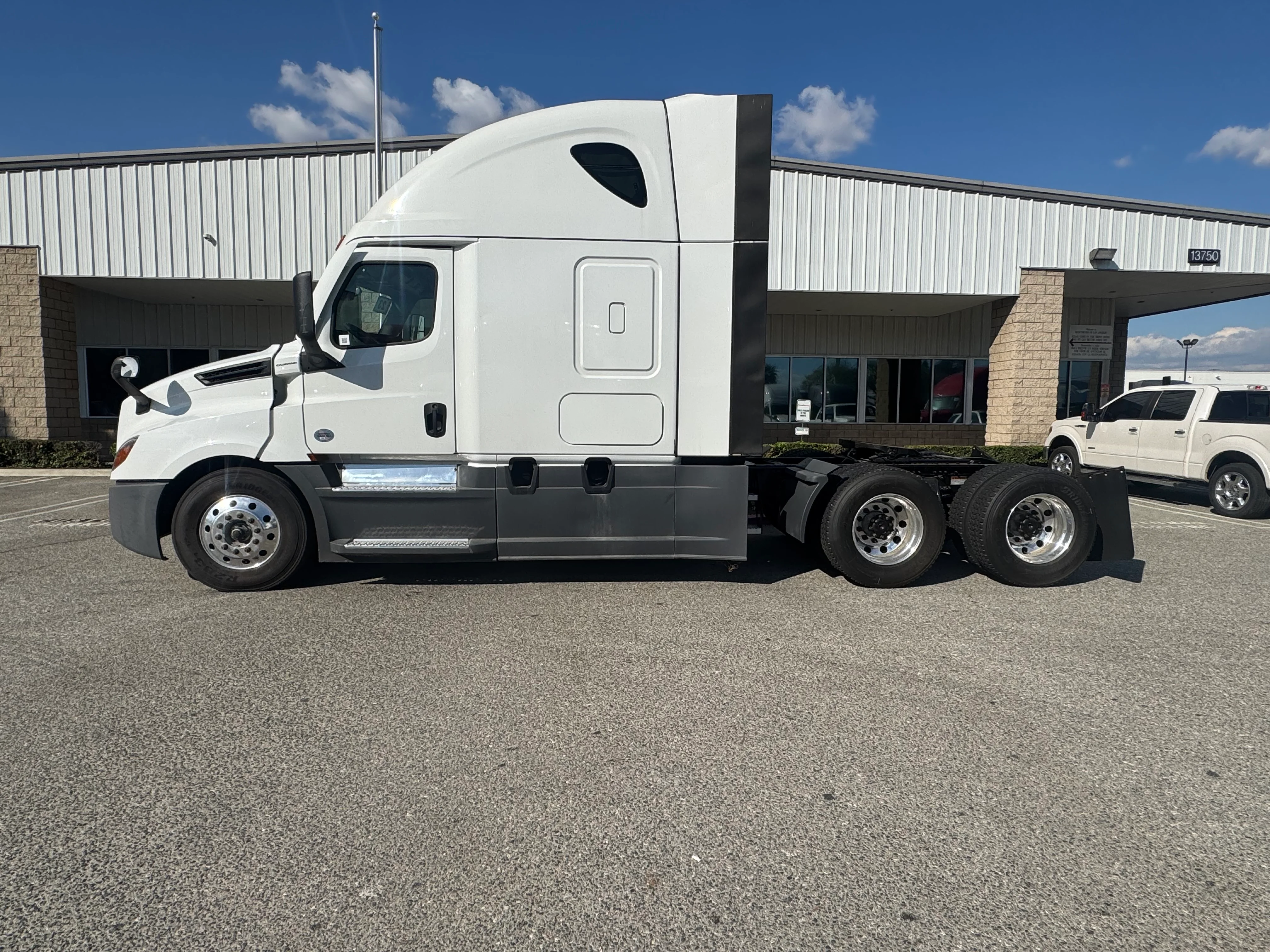 2023 Freightliner Cascadia in Fontana, CA — photo 3